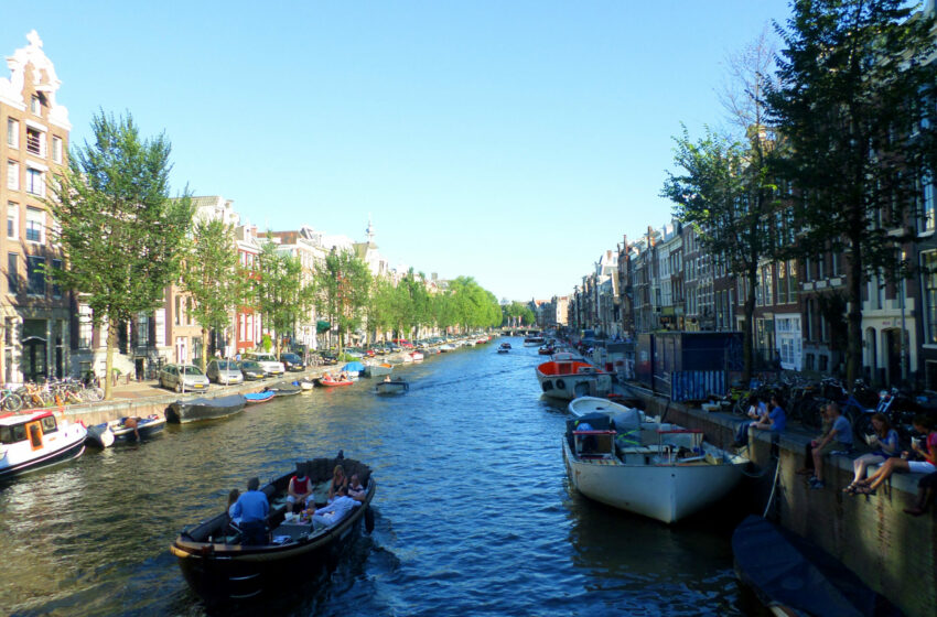  Amsterdam. Tulipani, biciclette e mulini a vento