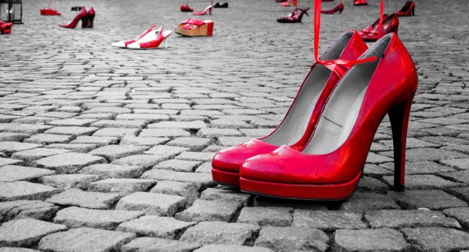  Contro la violenza sulle donne: In piedi signori davanti a una donna