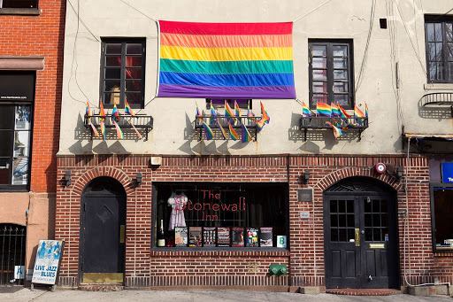  NY: i moti di Stonewall Inn e la nascita del movimento di liberazione gay moderno