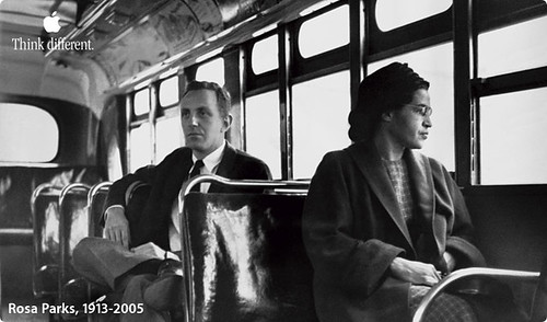  Rosa Parks: “Mettendosi a sedere, si alzò per difendere i diritti di tutti e la dignità dell’America”.