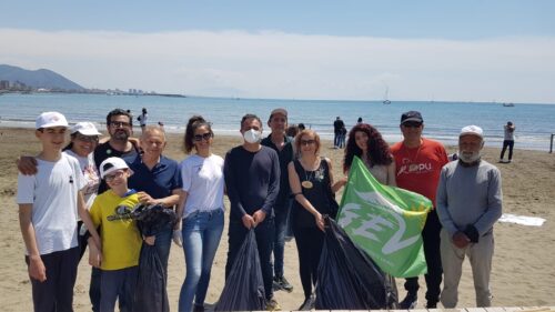  Europa Verde e Gev: ripulita la spiaggia di Santa Teresa, posa cicche per sensibilizzare la popolazione