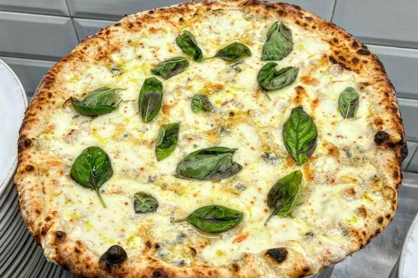  All’Antica Pizzeria “Da Michele” al via la Pizza Special di Marzo con sfumature di blu