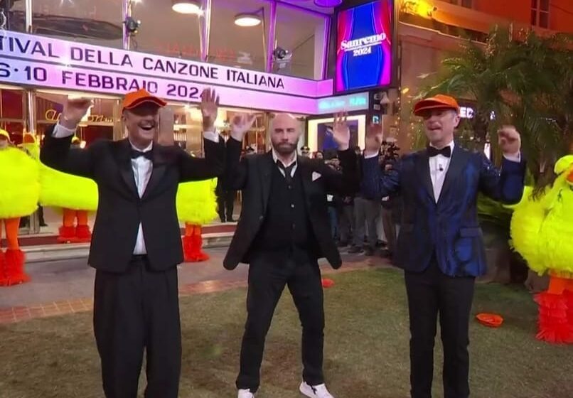  Il Kitsch di Sanremo: toccato il fondo con John Travolta e il “Ballo del Qua Qua”