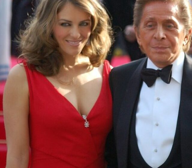  90 anni per Valentino, lo stilista che creò la donna in rosso