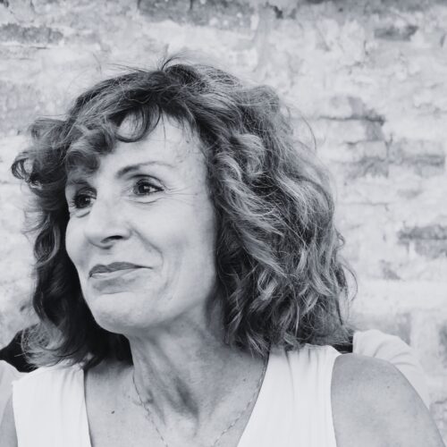  Il Venerdì Ri…leggiamo Poesia: “A vivere in una piccola città” di Claudia Fofi