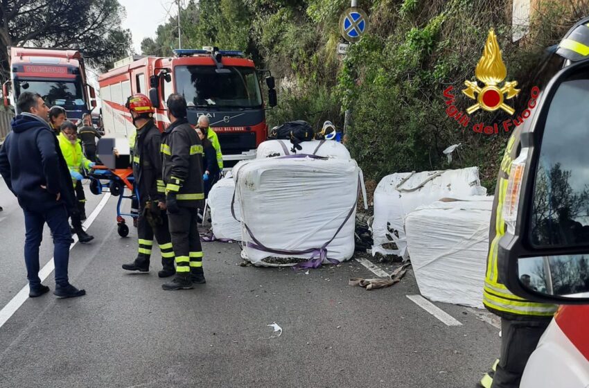  Salerno: un camion perde il carico, muore un ciclista